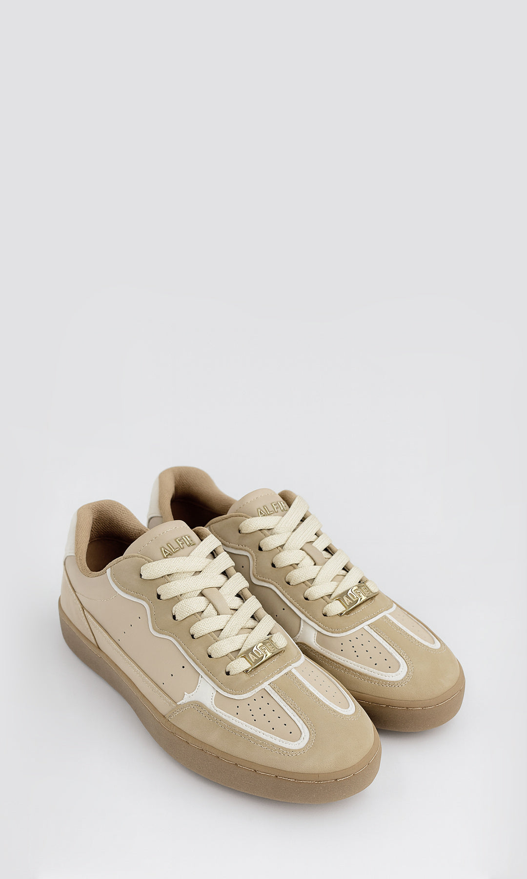KAIA SNEAKERS COLOR NUDE CON AGUJETAS AJUSTABLES AL FRENTE DE PUNTA REDONDA Y SUELA TIPO GUM COLOR CAMEL PARA MUJER