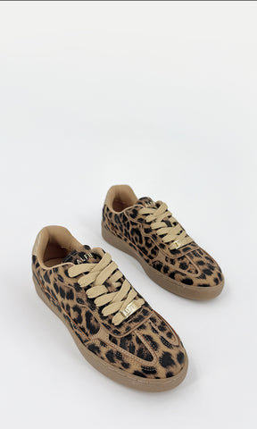KAIA SNEAKERS CON ESTAMPADO DE LEOPARDO EN TENDENCIA Y AGUJETAS CRUZADAS AL FRENTE CON DETALLE DE PLACA DORADA Y SUELA GUM PARA MUJER