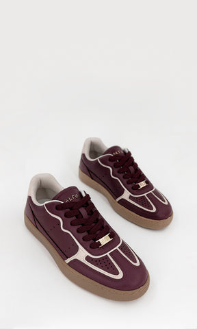 KAIA SNEAKERS UNISEX COLOR VINO CON SUELA DE GOMA CAFÉ Y DETALLES EN BLANCO EN PUNTA REDONDA DE ESTILO RETRO URBANO 