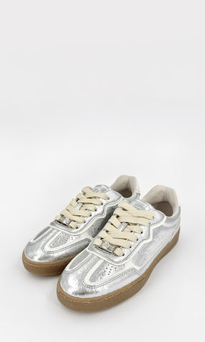 KAIA TENIS PLATEADOS DE CUERO SINTETICO METALICO CON AGUJETAS CRUZADAS AL FRENTE Y DISEÑO RETRO PARA MUJER CON SUELA DE GOMA