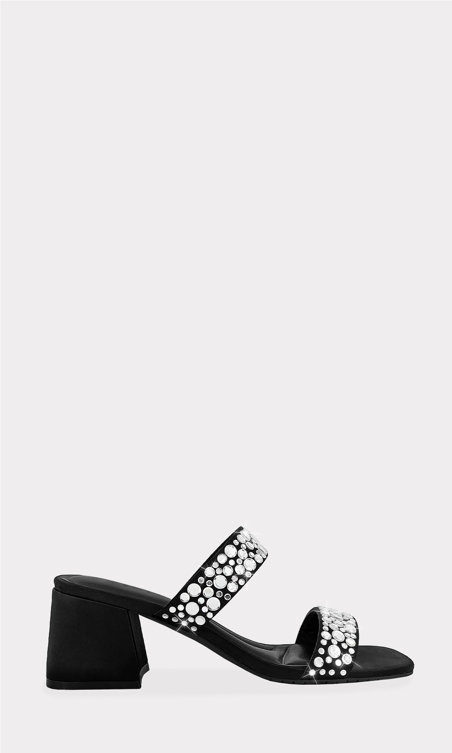 KASSIA COMO COMBINAR VESTIDO NEGRO CON DETALLES DE ENCAJE Y ZAPATILLAS MULES A JUEGO CON JOYERIA PLATEADA PARA VERSE SEXY