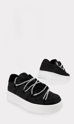 KAYLA TENIS NEGROS CONFECCIONADOS EN CUERO SINTETICO CON DETALLE DE SUELA BLANCA Y BRILLOS PLATA EN CINTA AL FRENTE PARA MUJER FASHION