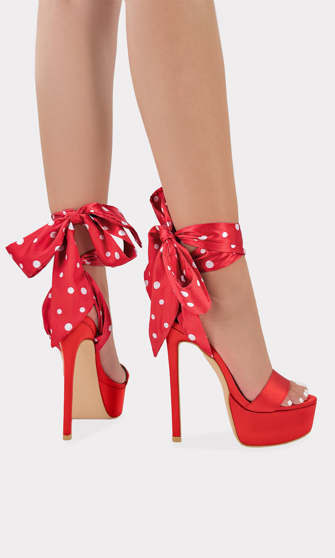 KAYLIE LACE UP HEELS CON ESTAMPADO DE POLKADOTS PARA AMARRAR A LA PIERNA Y TACON DE AGUJA 