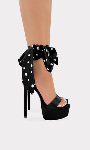 KAYLIE ZAPATILLAS NEGRAS CON ESTAMPADO DE POLKA-DOTS COLOR BLANCO EN LACE UP Y PLATAFORMA REDONDA