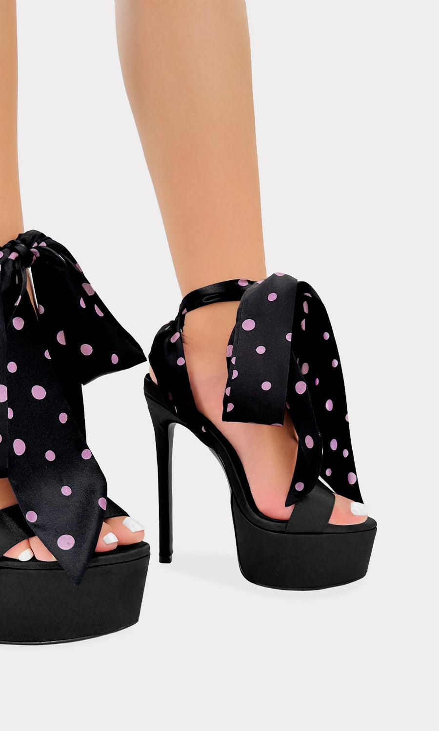 KAYLIE PLATFORM HEELS DE SATIN NEGRO CON LACE UP PARA AMARRAR A LA PIERNA Y LUCIR CON UNA FALDA CORTA EN UN DATE CON AMIGAS