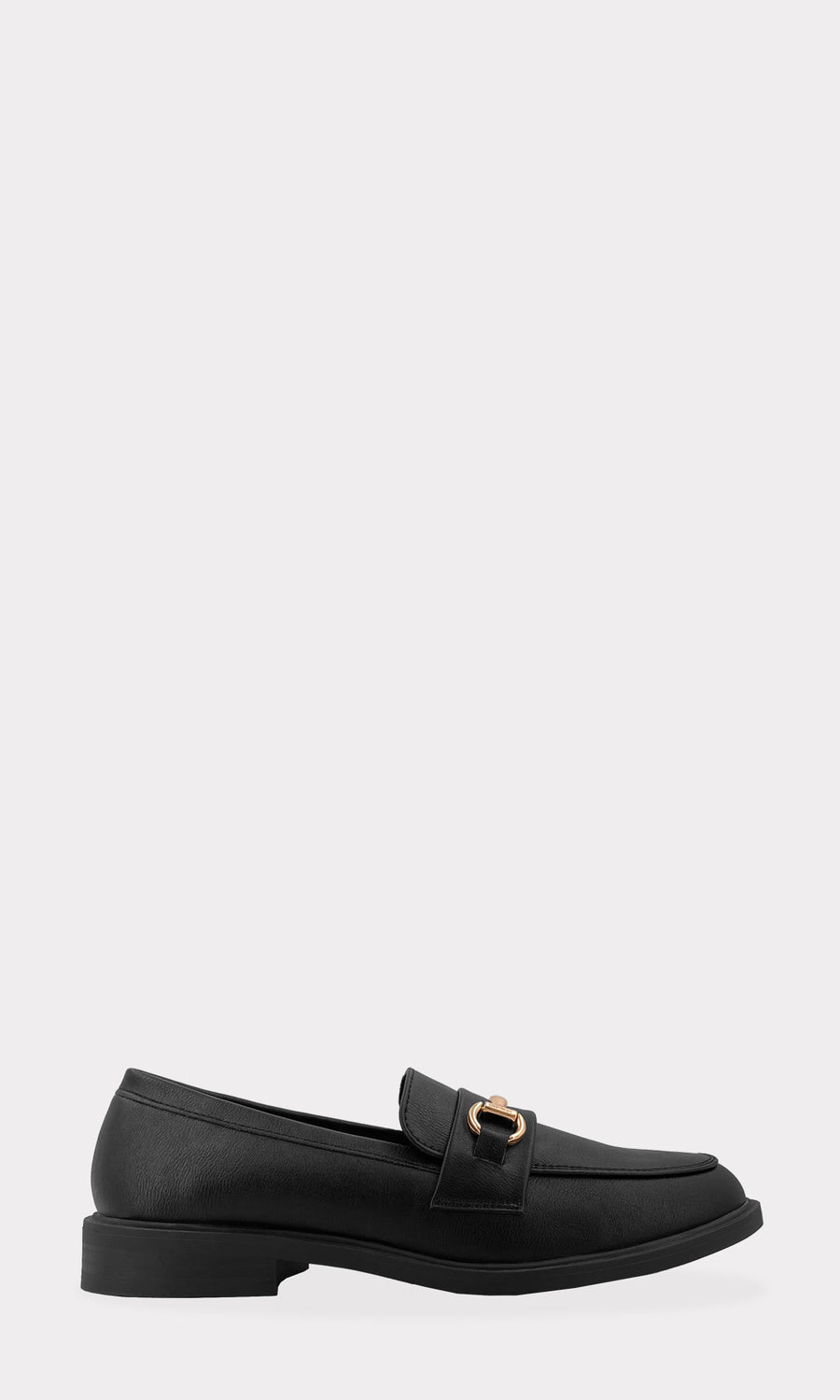 KENNA COMO COMBINAR MOCASINES NEGROS CON CALCETAS BLANCAS DE MESH Y FALDA CORTA A JUEGO DE BLUSA COLOR VINO PARA LUCIR PREPPY EN DATES