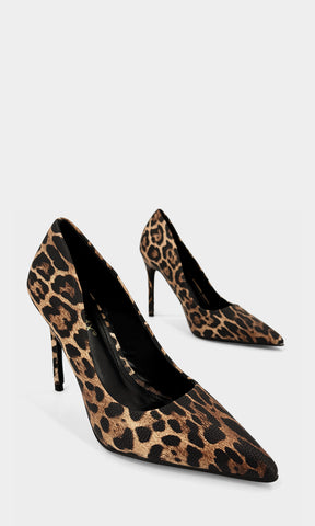 KENYA STILETTOS DE LEOPARDO COLOR CAMEL CON TERMINACION PUNTIAGUDA CONFECCIONADAS EN VINIPIEL Y TACON DELGADO DE AGUJA 10.5 CM CON SUELA DELGADA 