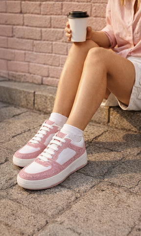 KIARA CHICA COMBINA TENIS ROSAS DE PLATAFORMA CON SHORTS CORTOS Y BLUSA CORAL DE MANGA LARGA MIENTRAS SOSTIENE UN VASO DE CAFÉ