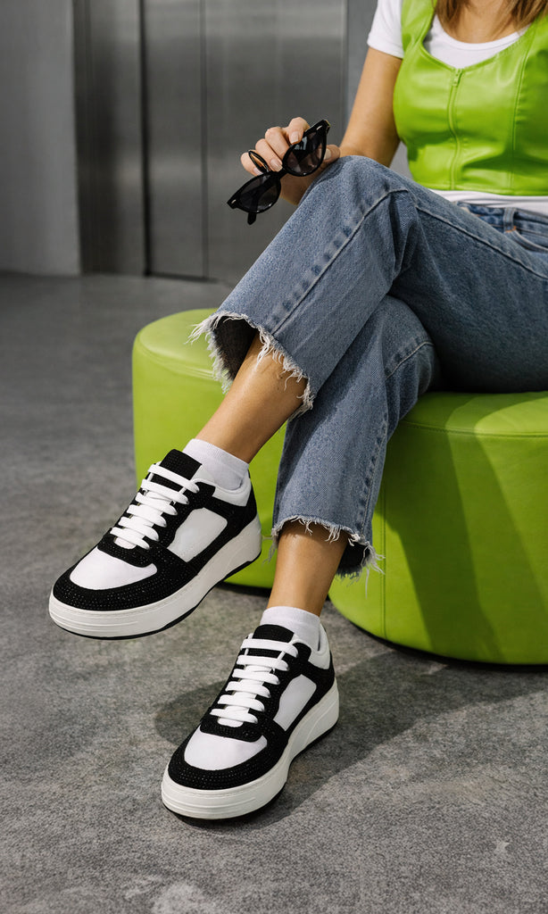 KIARA CÓMO COMBINAR TENIS NEGROS DE BRILLOS CON PANTALON DE MEZCLILLA Y TOP VERDE ENCIMA DE PLAYERA BLANCA PARA LUCIR EN TENDENCIA 