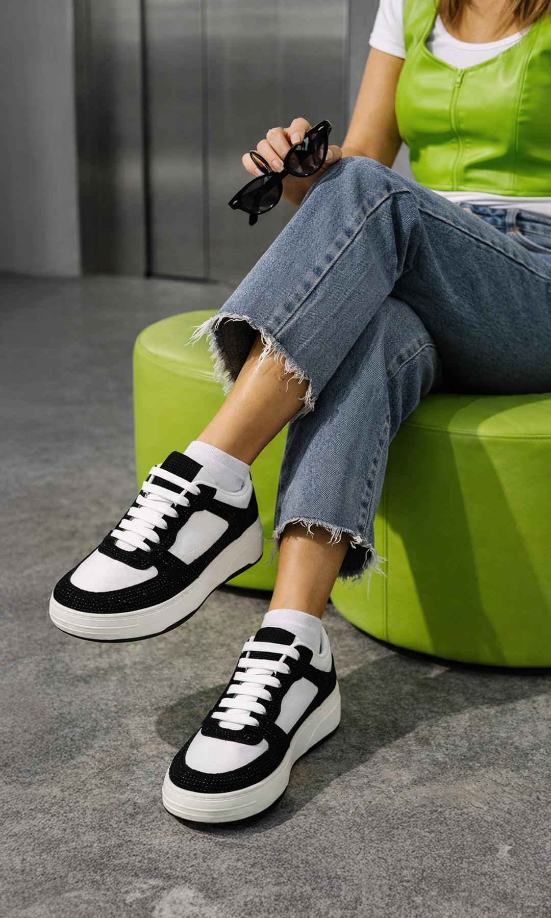 KIARA CÓMO COMBINAR TENIS NEGROS DE BRILLOS CON PANTALON DE MEZCLILLA Y TOP VERDE ENCIMA DE PLAYERA BLANCA PARA LUCIR EN TENDENCIA 