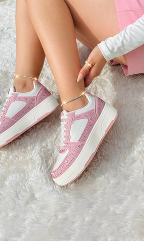 KIARA LOOK CASUAL-CHIC COMBINANDO TENIS DE PLATAFORMA CON BRILLOS Y FALDA SKORT CORTA A JUEGO CON BLUSA BLANCA DE CUELLO ALTO