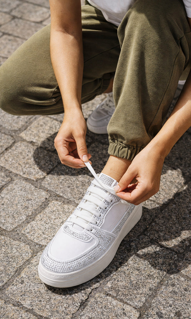 KIARA STREET STYLE LOOK USANDO TENIS BLANCOS DE BRILLOS CON PANTALON JOGGER COLOR VERDE OLIVO Y PLAYERA DE MANGA CORTA