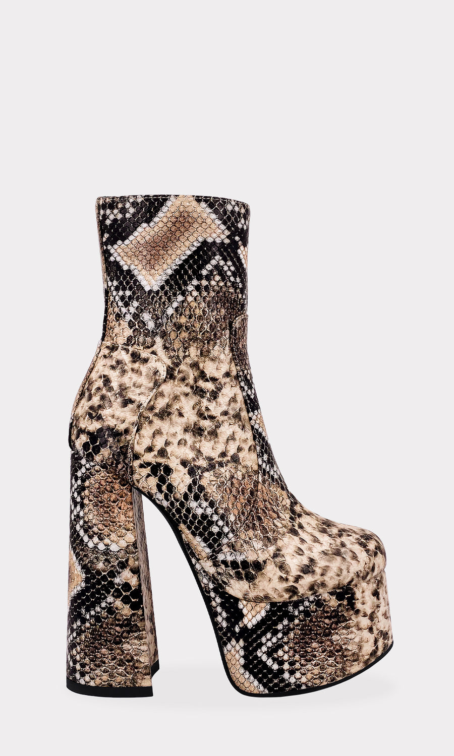 KIM BOTAS CON PRINT DE SERPIENTE Y TACON ACAMPANADO PARA COMBINAR CON MINI FALDAS TABLEADAS Y UÑAS BLANCAS 