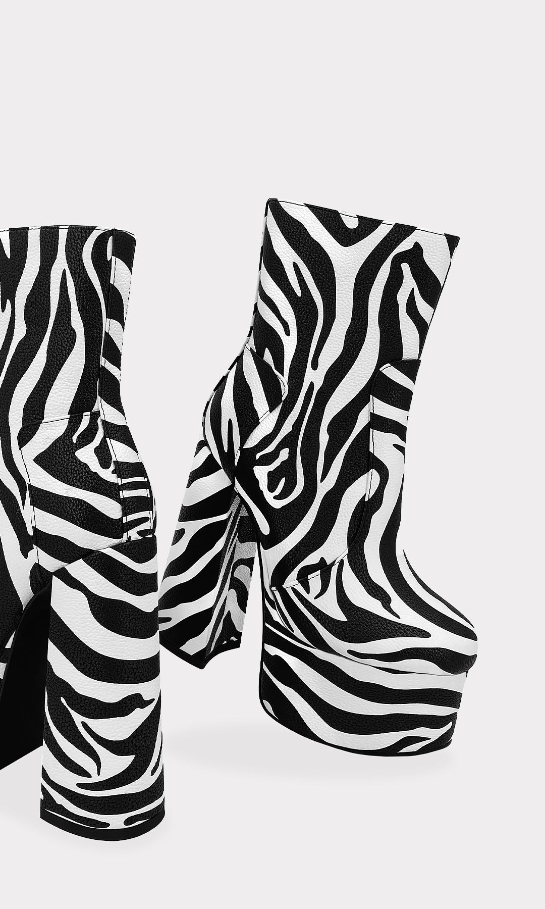 KIM BOTAS DE PLATAFORMA REDONDA CONFECCIONADAS EN VINIPIEL CON ESTAMPADO DE ZEBRA Y TACON CUADRADO DE 14.5 CM