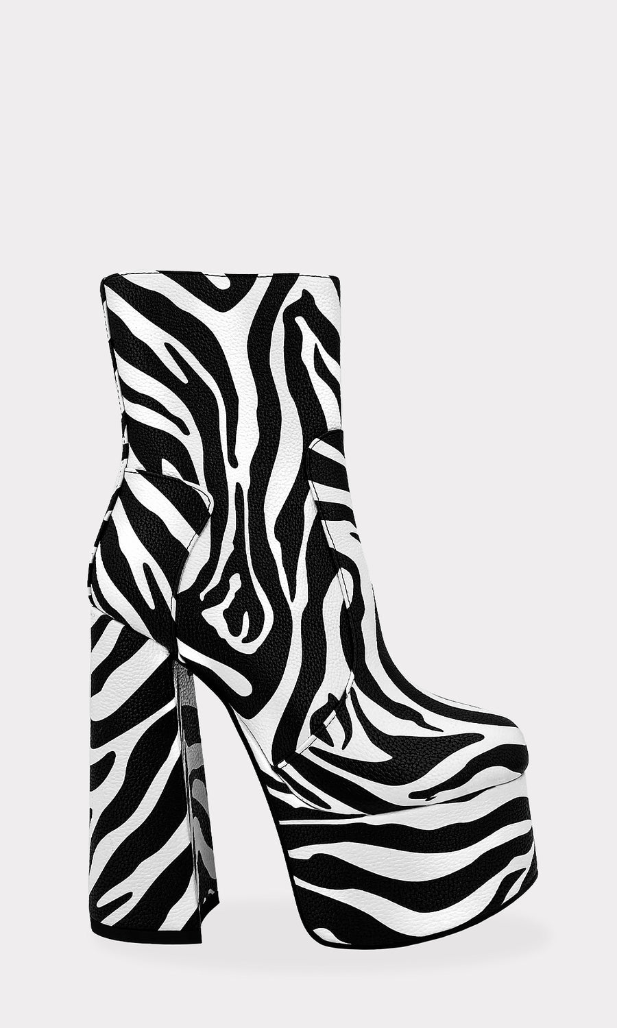 KIM BOTAS DE MAXI PLATAFORMA CON ESTAMPADO DE ZEBRA PARA USAR CON FALDAS DE VINIPIEL EN UN LOOK DE ANIMAL PRINT