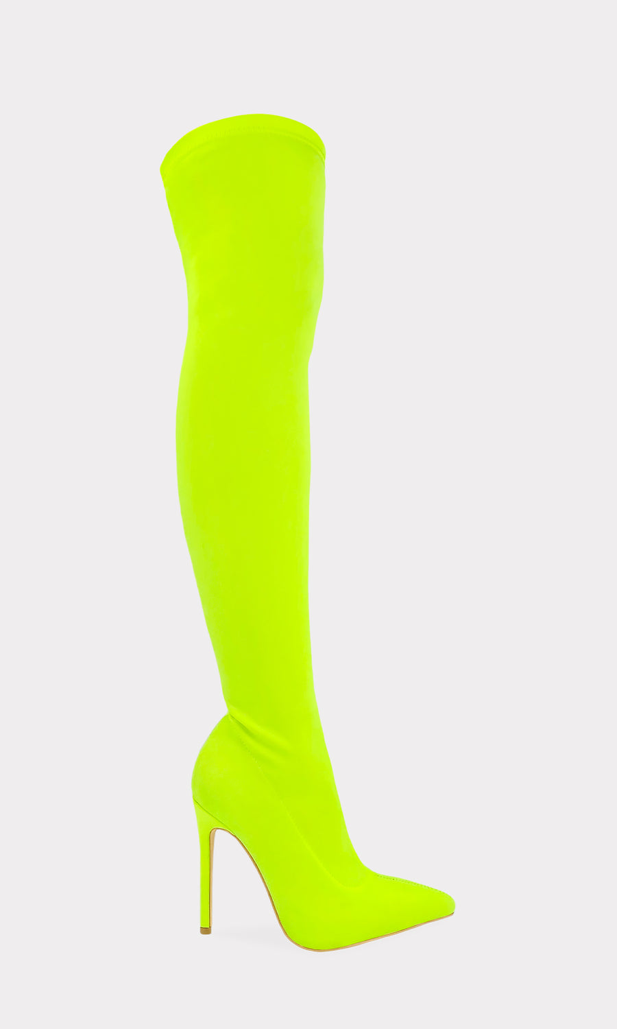 KINKY OUTFIT NEON PARA SALIR DE FIESTA LUCIENDO BOTAS LARGAS QUE CUBREN LA RODILLA CON FALDA SKORT DE MEZCLILLA Y BLUSA LISA