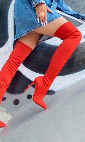 KINKY BOTAS PEGADAS ARRIBA DE LA RODILLA COLOR ROJO PARA CREAR LOOKS INVERNALES CON VESTIDOS CAMISEROS