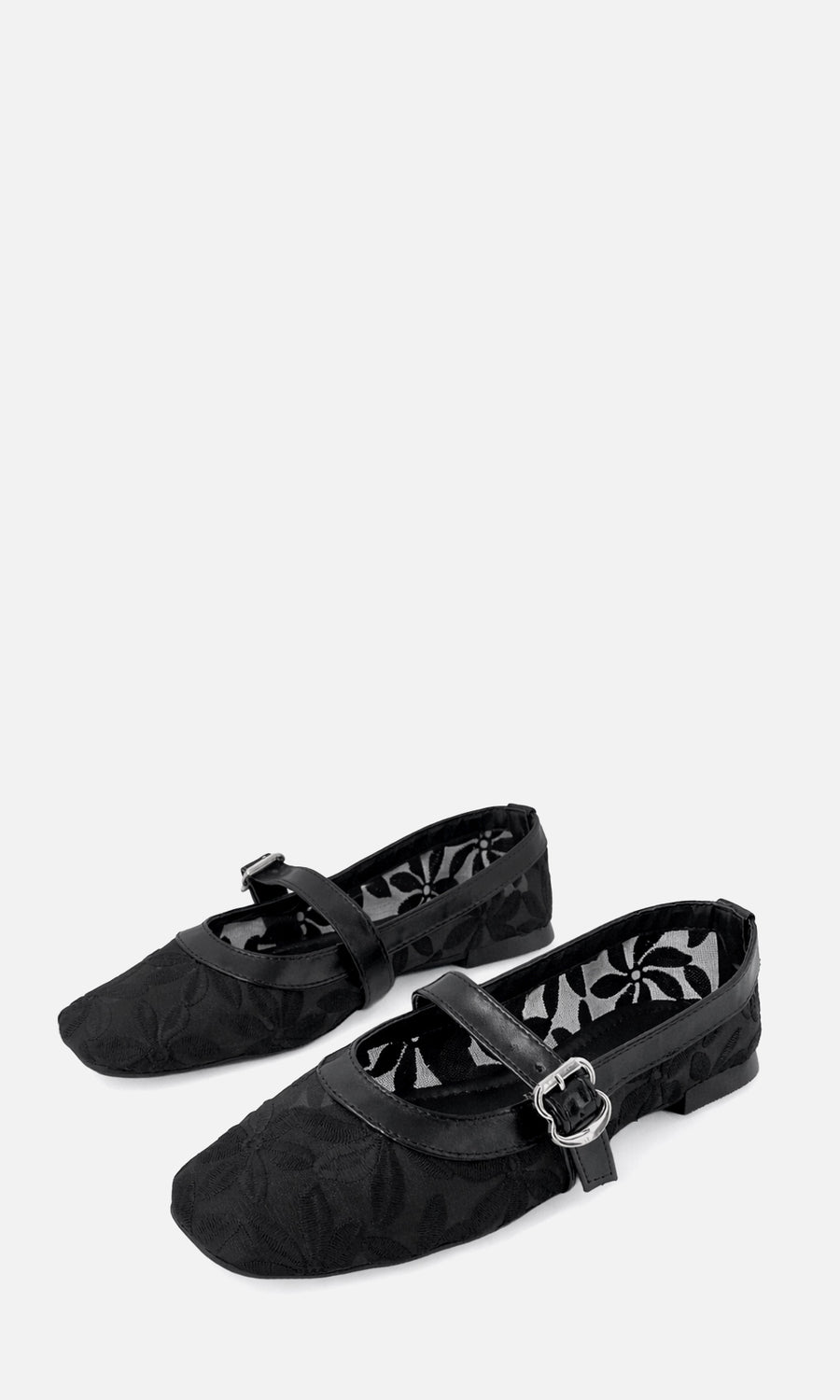 KISS LOOK CASUAL-CHIC USANDO PANTALON COLOR VERDE OLIVO CON BLUSA NEGRA CUELLO ALTO Y ZAPATOS MARY JANE DE PISO CON BOLSO DE MANO