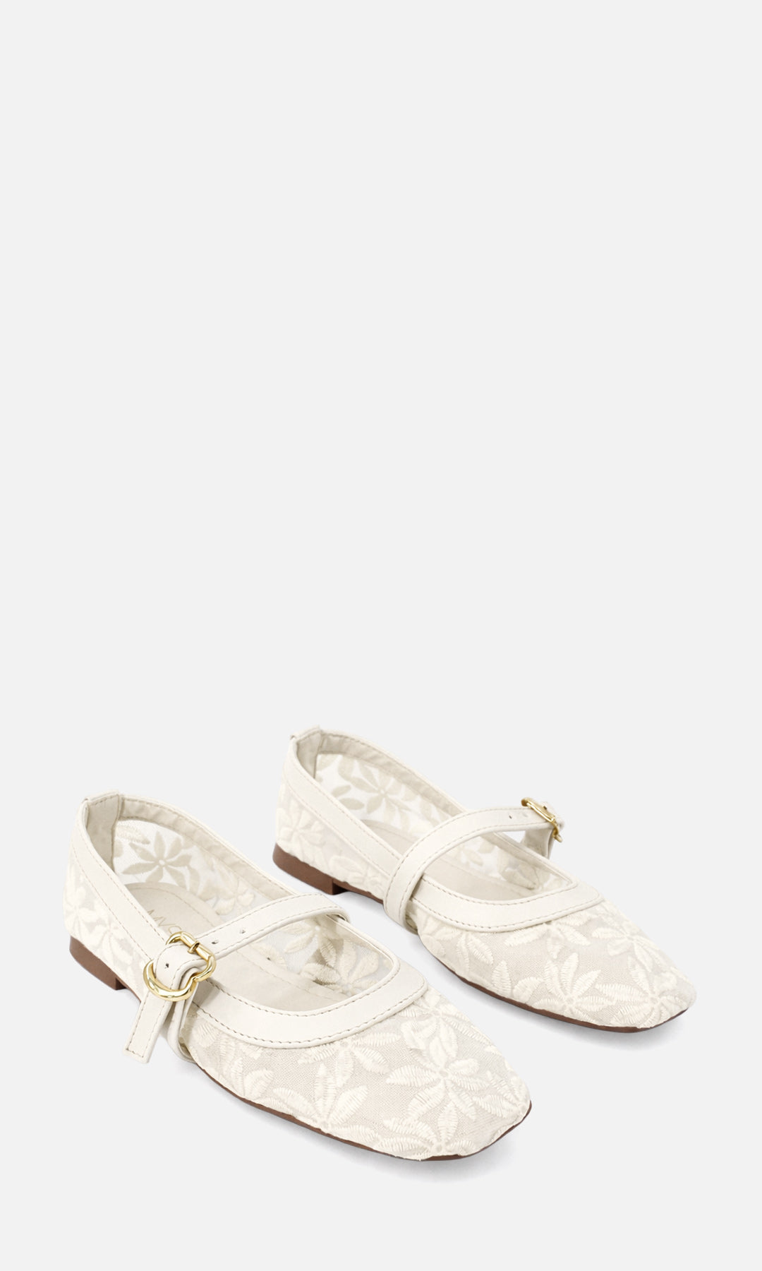 KISS FLATS CON CORREA PUNTA CUADRADA COLOR BLANCO MARFIL DETALLE FLORAL EN SUPERFICIE DISEÑO LIGERO PARA MUJER Y ESTILO FEMENINO