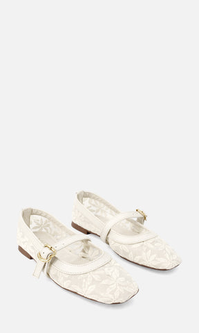 KISS FLATS CON CORREA PUNTA CUADRADA COLOR BLANCO MARFIL DETALLE FLORAL EN SUPERFICIE DISEÑO LIGERO PARA MUJER Y ESTILO FEMENINO