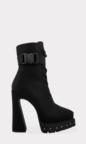 KOBEIN BOTAS URBANAS NEGRAS DE AGUJETAS CRUZADAS AL FRENTE Y HEBILLA METALICA EN LA PARTE SUPERIOR CON TACON GRUESO DE 14 CM PARA MUJER