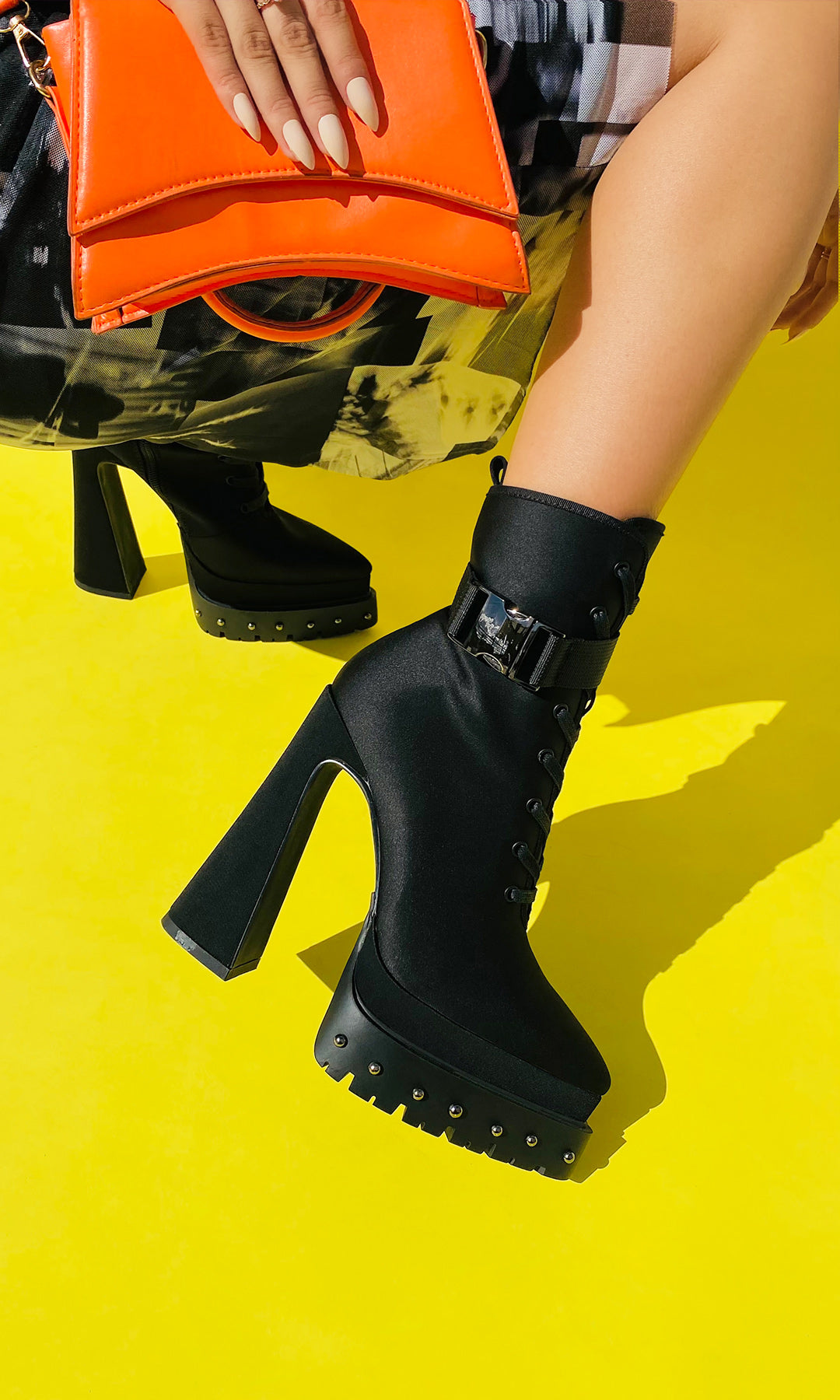 KOBEIN IT GIRL COMBINA VESTIDO DE MESH CON PLATFORM BOOTS NEGRAS Y BOLSO NARANJA DE MANO PARA LUCIR EN STREET STYLE LOOK