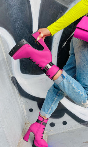 KOBEIN STREET STYLE LOOK USANDO BOTAS ROSAS DE PLATAFORMA CON MOM JEANS RASGADOS Y BLUSA COLOR AMARILLO NEON CON BOLSO