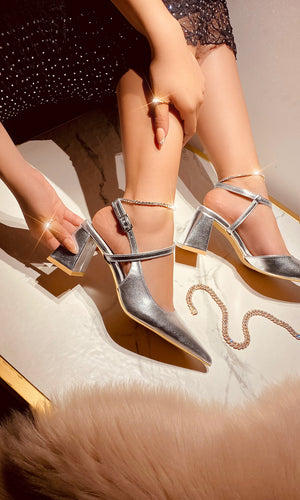 KORINA COMO COMBINAR ZAPATILLAS SLINGBACK PLATEADAS DE TACON CUADRADO CON VESTIDO NEGRO CONFECCIONADO EN MESH Y BRILLOS