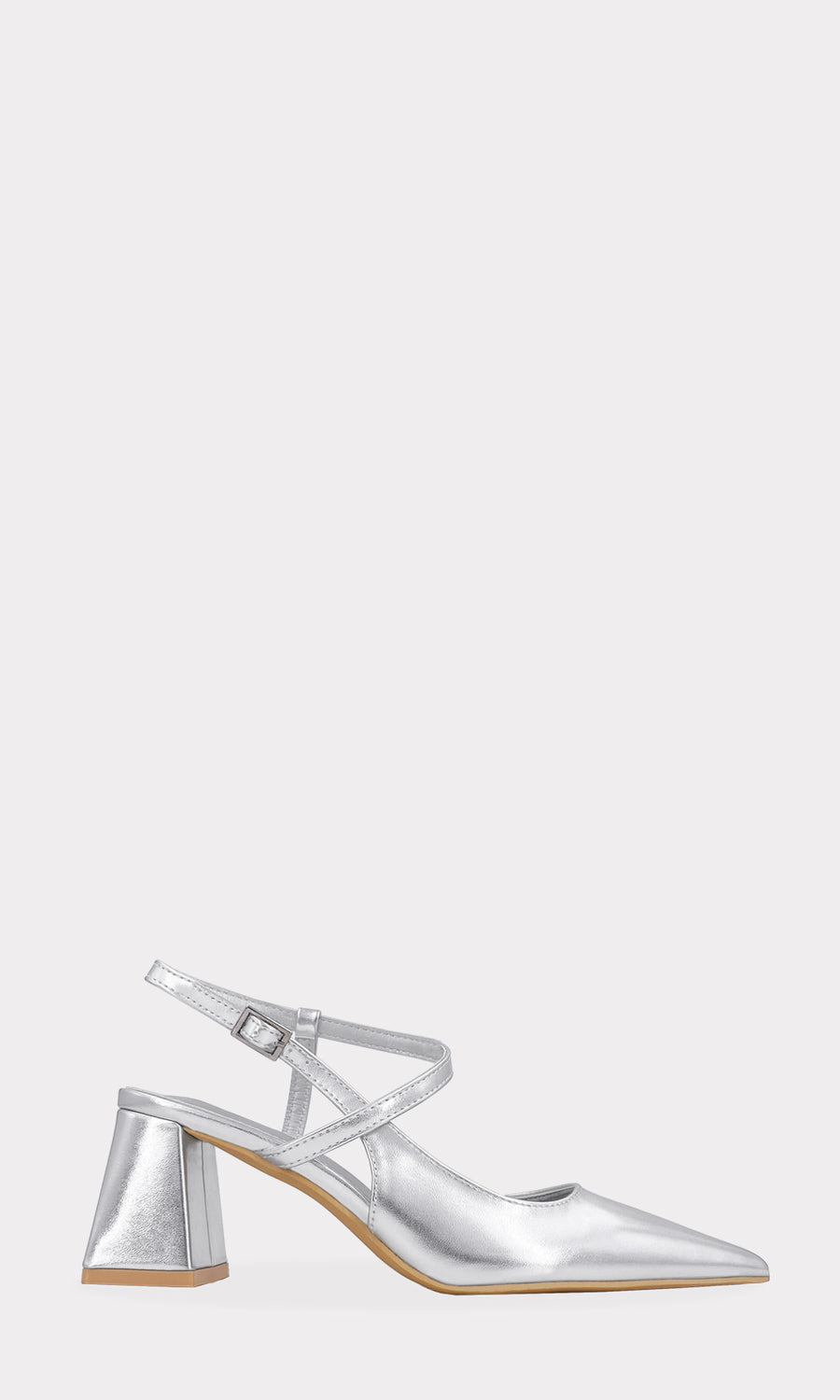 KORINA COMO COMBINAR ZAPATILLAS SLINGBACK PLATEADAS DE TACON CUADRADO CON VESTIDO NEGRO CONFECCIONADO EN MESH Y BRILLOS