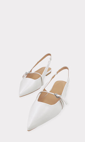 KORY ZAPATILLAS PLANAS DE PUNTA CERRADA POINTY CONFECCIONADAS EN CUERO SINTETICO BLANCO CON HEBILLA PEQUEÑA EN STRAP AL FRENTE Y TACON DE 1 CM 