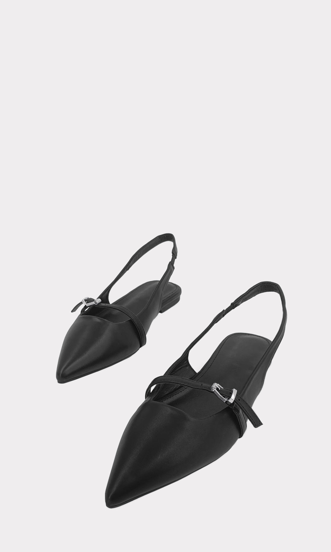 KORY ZAPATOS PLANOS DE TERMINACION PUNTIAGUDA CONFECCIONADOS EN CUERO SINTETICO NEGRO CON HEBILLA METALICA AL FRENTE Y DESTALONADOS 