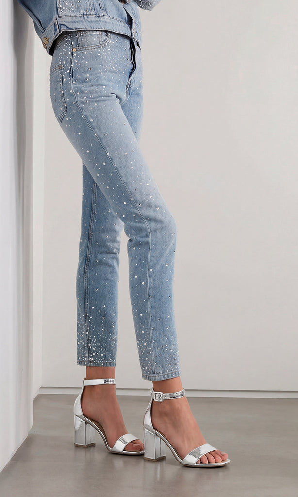 LANNA LOOK USANDO PANTALON DE MEZCLILLA CON BRILLOS A JUEGO CON CHAMARRA Y ZAPATILLAS PLATEADAS DE TACON BAJO 