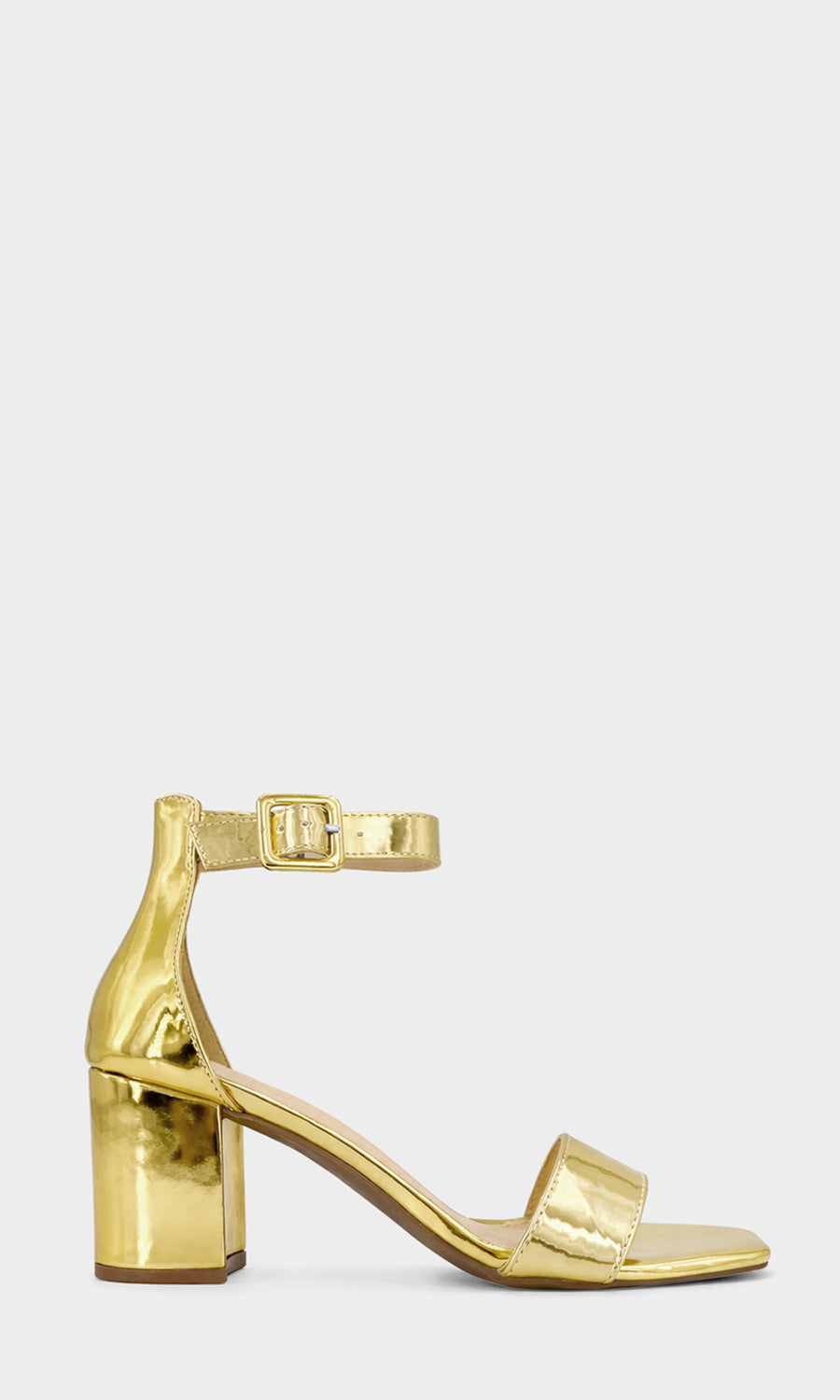 LANNA CHICA COMBINA ZAPATILLAS DORADAS DE PULSERA CON GABARDINA DEL MISMO TONO ENCIMA DE VESTIDO CAFE CON DETALLES BLANCOS