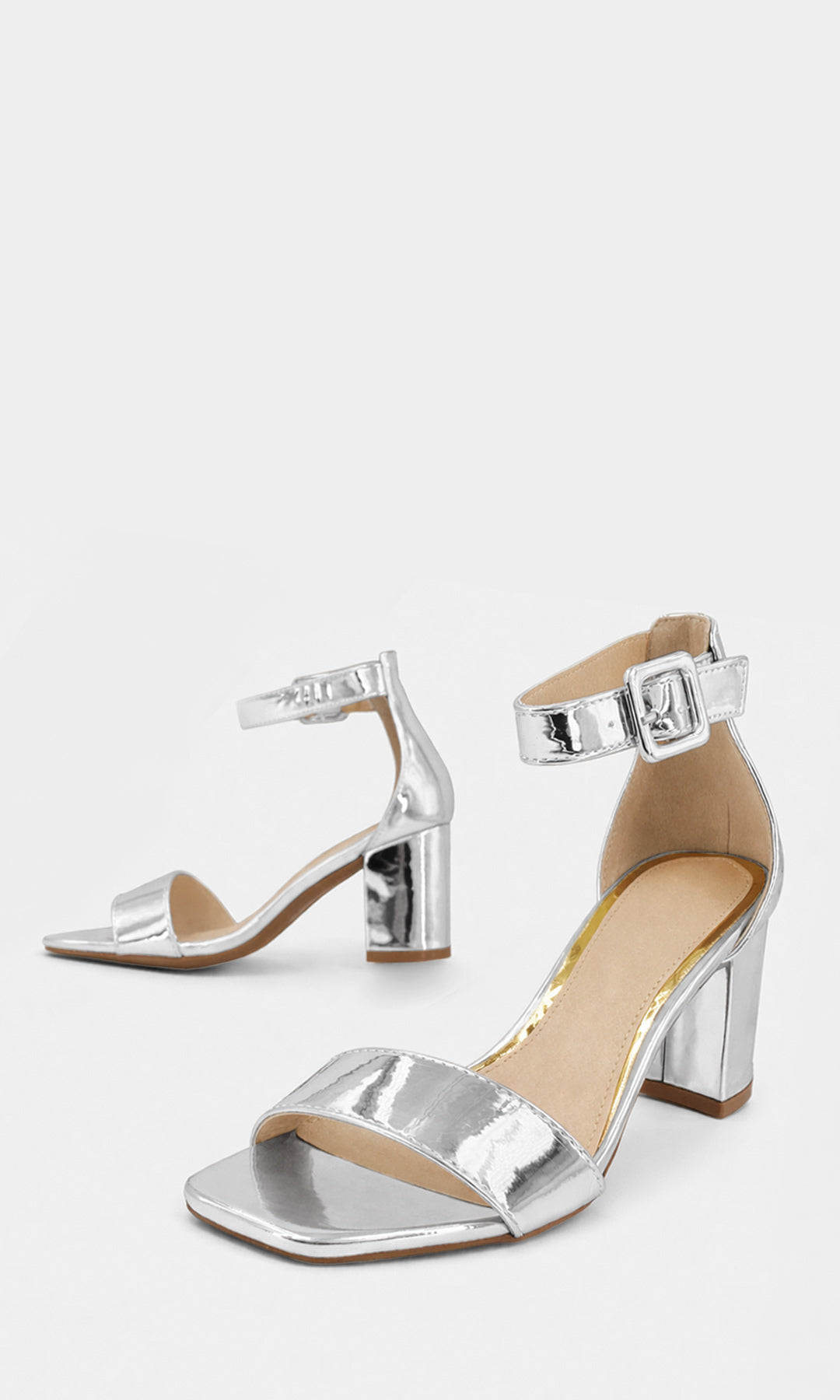 LANNA ZAPATILLAS PLATEADAS DE HEBILLA EN PULSERA TOBILLERA CONFECCIONADAS EN CHAROL CON PUNTA ABIERTA Y TACON BAJO 7 CM PARA MUJER