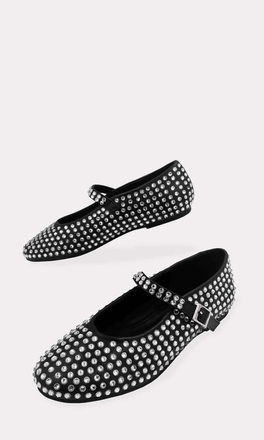 LEYLA COMO COMBINAR ZAPATOS BAILARINAS DE BRILLOS CON FALDA NEGRA CORTA Y BLUSA DE CEBRA A JUEGO CON PULSERAS TOBILLERAS