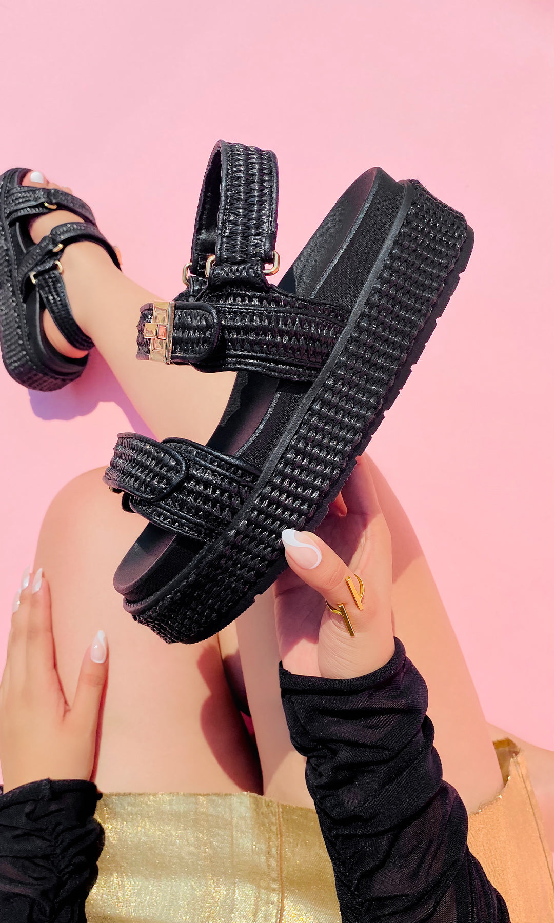 LILIANA MODELO COMBINA FALDA DORADA A JUEGO DE BLUSA NEGRA Y SANDALIAS CON DOS STRAPS DE VELCRO PARA VERSE EN TENDENCIA