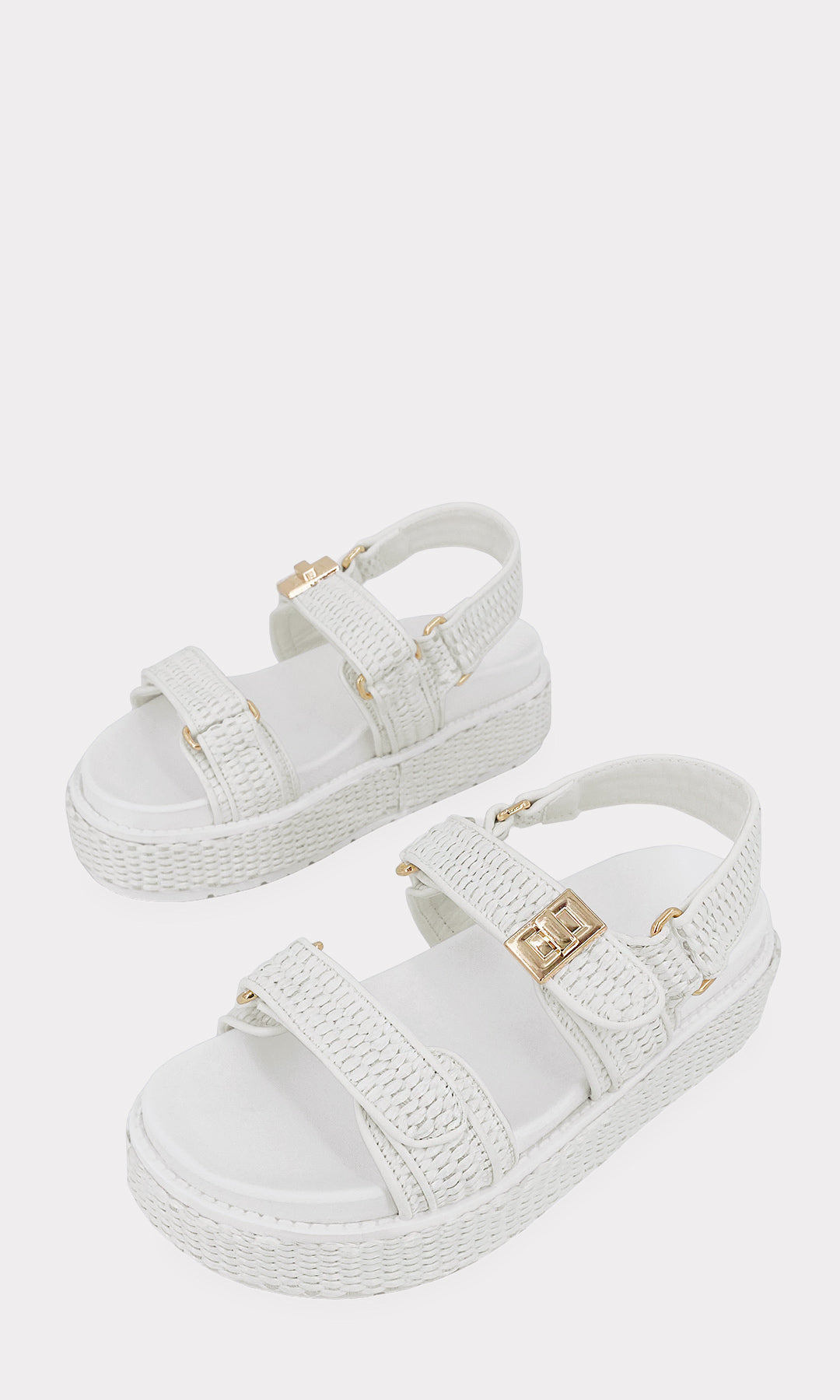 LILIANA SANDALIAS BLANCAS CONFECCIONADAS EN YUTE SINTETICO CON DOS STRAPS DE VELCRO AL FRENTE Y PLATAFORMA PLANA DE 5.5 CM PARA USAR EN LA PLAYA