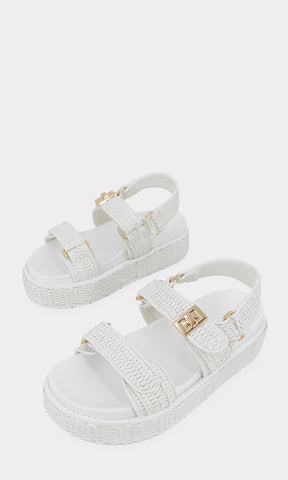 LILIANA SANDALIAS BLANCAS CONFECCIONADAS EN YUTE SINTETICO CON DOS STRAPS DE VELCRO AL FRENTE Y PLATAFORMA PLANA DE 5.5 CM PARA USAR EN LA PLAYA