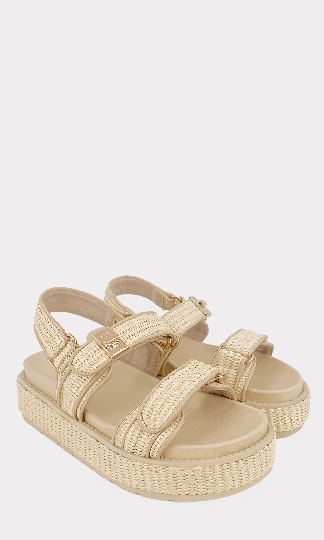 LILIANA SANDALIAS NUDE DE PUNTA ABIERTA CONFECCIONADAS EN YUTE SINTETICO CON DETALLE DORADO EN STRAP DE VELCRO AL FRENTE PARA USAR EN DIAS SOLEADOS