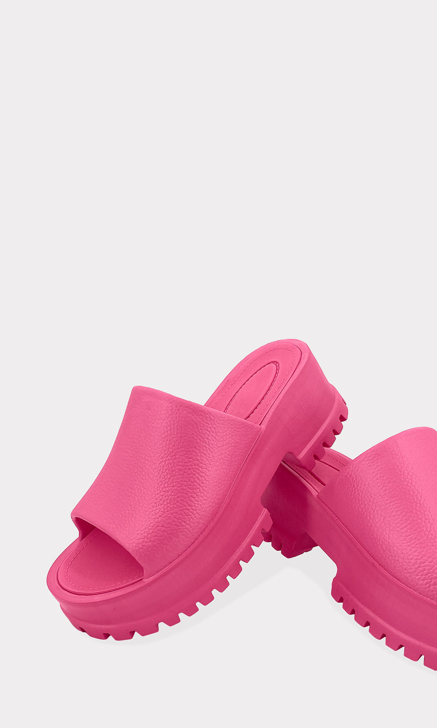 LIMA SANDALIAS ROSAS SLIP ON PARA USAR CON BLUSA DEL MISMO TONO Y PANTALONES DE MEZCLILLA A JUEGO DE PULSERAS TOBILLERAS PLATA