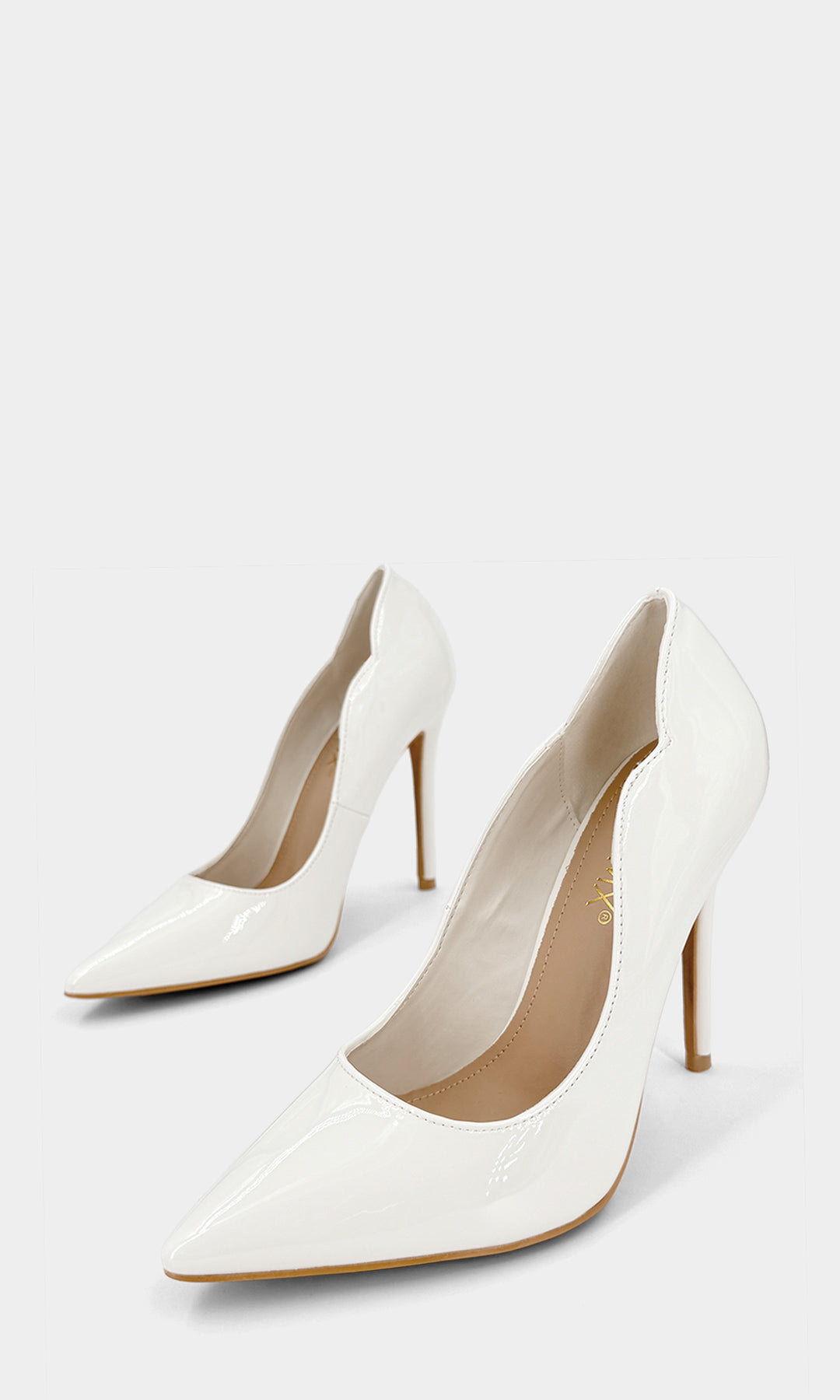 LIPSTICK ZAPATILLAS BLANCAS PARA USAR EN BODA CON PUNTA CERRADA POINTY CONFECCIONADAS EN CHAROL CON SUELA DELGADA Y TACON ALTO DE AGUJA 11 CM 