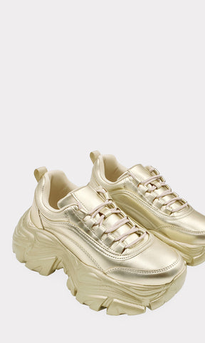 LISETTE SNEAKERS CHUNKY DORADOS CONFECCIOANDOS EN VINIPIEL CON PLATAFORMA ALTA DE 7 CM Y PUNTA ALMENDRADA CON AGUJETA ARRIBA DEL EMPEINE PARA CHICA 