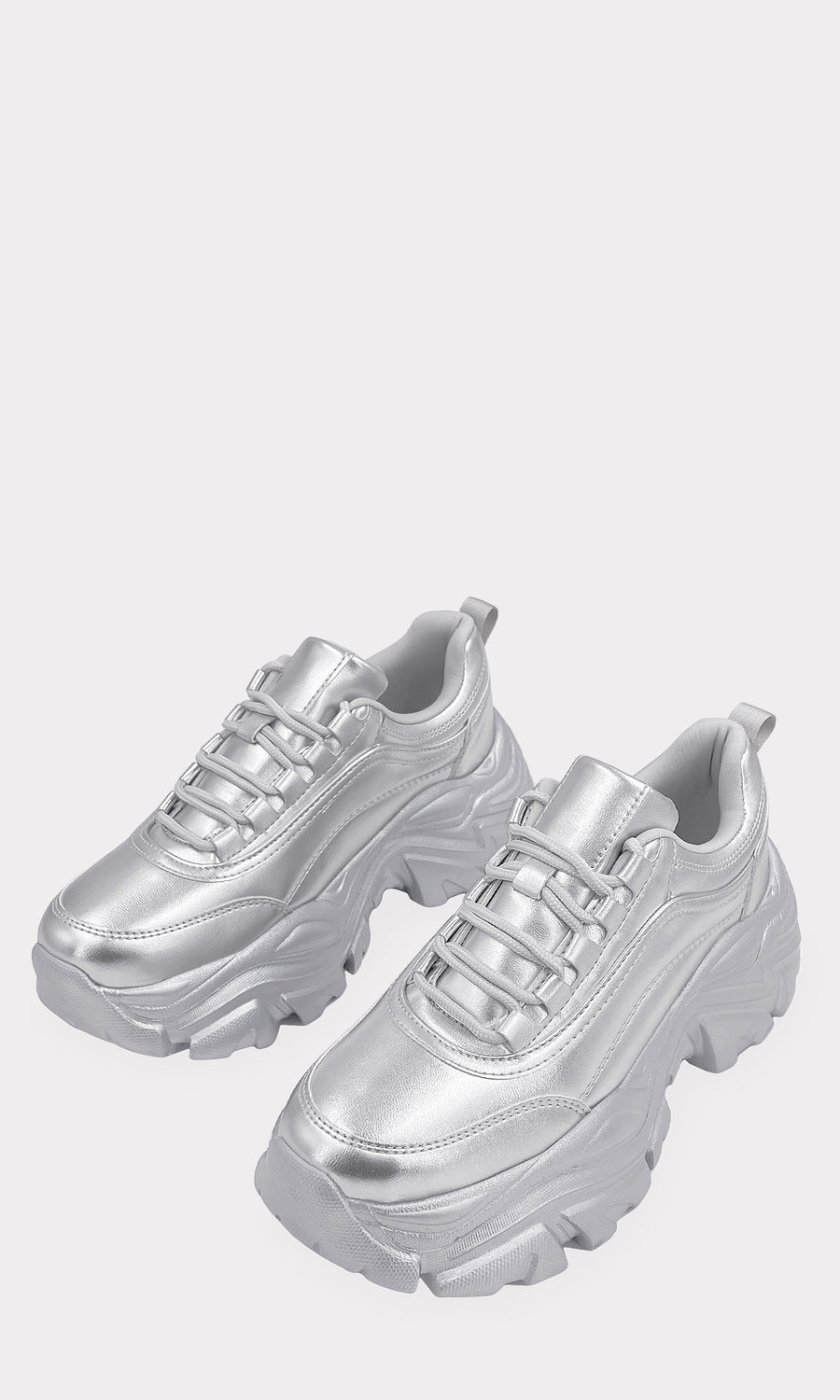 LISETTE TENIS PARA USAR EN LA UNIVERSIDAD COLOR PLATA CON FALDA CORTA DE ESTAMPADO DE CUADROS CON BLUSA BLANCA CORTA Y BOLSA