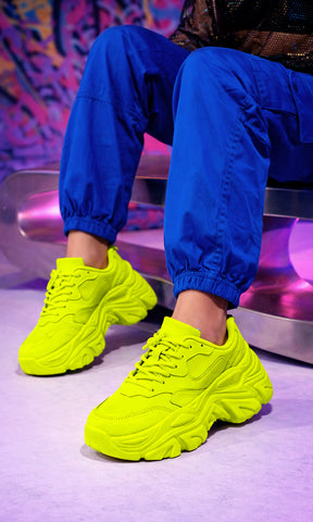 LOOP LOOK URBANO CON TENIS CHUNKY COLOR AMARILLO NEON EN TENDENCIA USANDO PANTALONES AZULES Y BLUSA TRANSPARENTE NEGRA CON BRILLO