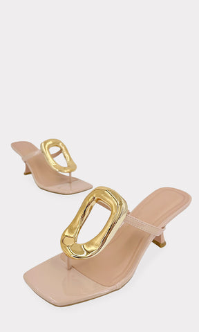 LORELEY TACONES THONG COLOR NUDE CON ACABADO BRILLANTE DE CHAROL Y APLICACION CIRCULAR DORADA AL FRENTE DE PUNTA CUADRADA ABIERTA