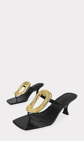 LORELEY ZAPATOS MULES DE TANGA HECHOS EN CHAROL NEGRO CON PUNTA CUADRADA ABIERTA Y DETALLE CROMADO AL FRENTE CON TACON KITTEN DE 7 CM PARA MUJER