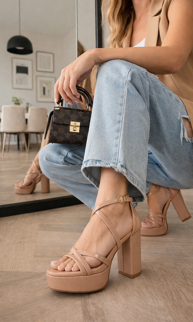 LORENA LOOK CASUAL-CHIC USANDO ZAPATILLAS COLOR NUDE DE PLATAFORMA CON PANTALON DE MEZCLILLA Y CHALECO COLOR ARENA ENCIMA DE TOP BLANCO 