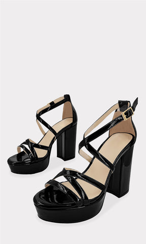 LORENA ZAPATILLAS NEGRAS CONFECCIONADAS EN CHAROL CON PLATAFORMA DE 3 CM Y STRAPS CRUZADOS AL FRENTE DE TACON GRUESO PARA USAR CON VESTIDOS