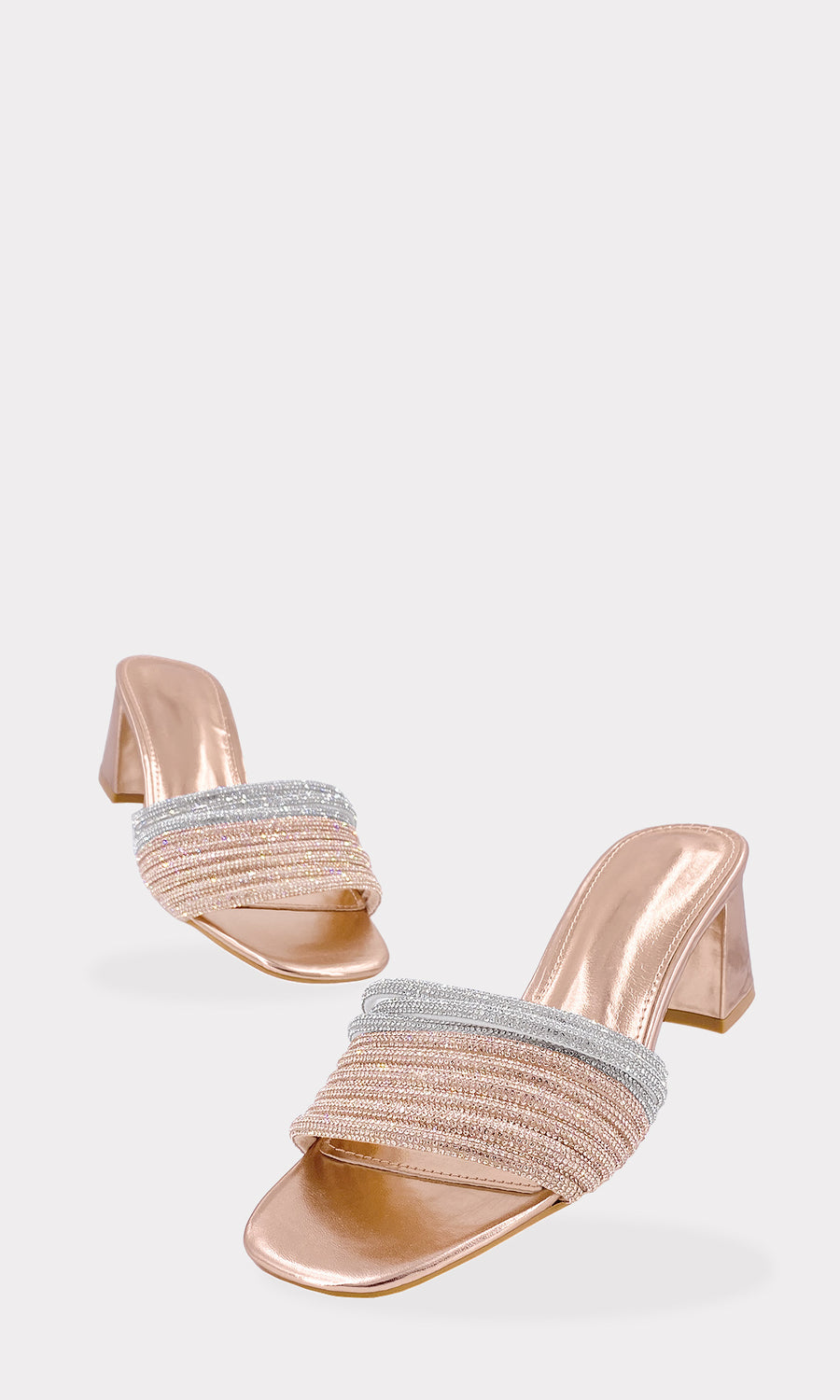 LORI MODELO POSA ZAPATILLAS ABIERTAS DE TACON BAJITO COLOR ORO ROSADO CON VESTIDO NEGRO DE ABERTURA EN PIERNA CONFECCIONADO EN VINIPIEL