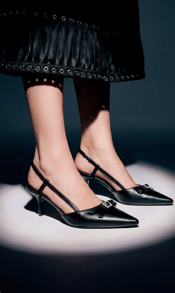 LUCIE CHICA USA VESTIDO NEGRO CON DETALLES DE OJILLOS Y ZAPATILLAS DESTALONADAS CON TACON BAJO PARA VERSE FASHION EN EVENTOS SOCIALES 